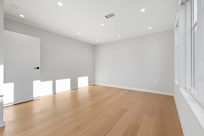 Building Photo - 693 Sutter St