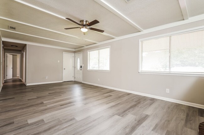 Building Photo - 904 Kirkland Dr