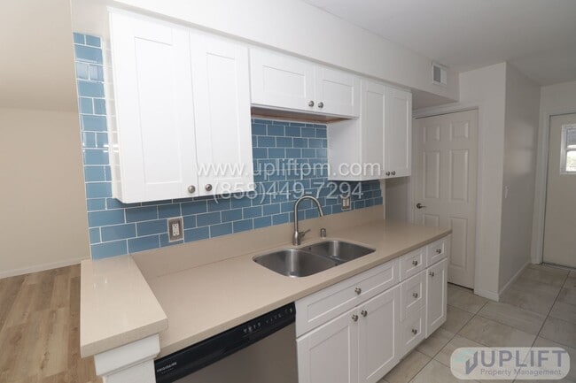 Building Photo - 2 bed 1.5 Bath Condo Available Soon