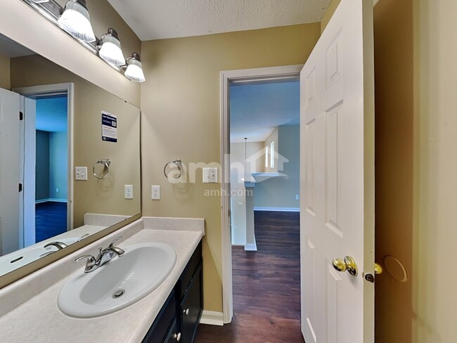 Building Photo - 6889 N Karnes Dr