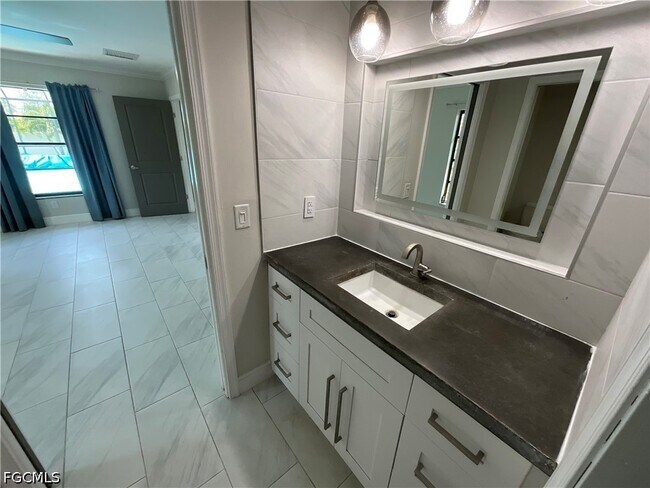 Building Photo - 20620 Pine Tree Ln