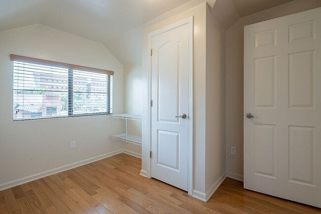 Building Photo - 928 E 6th St