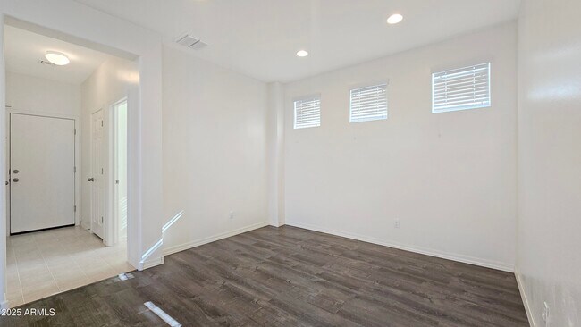 Building Photo - 1006 S 202nd Ln