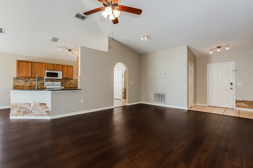 Building Photo - 12620 Lake Vista Dr