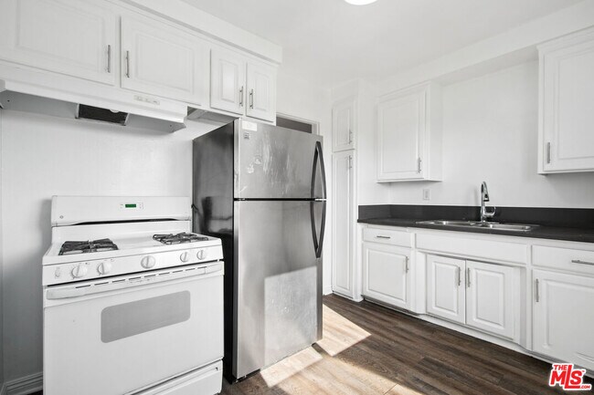 Building Photo - 8924 Van Nuys Blvd