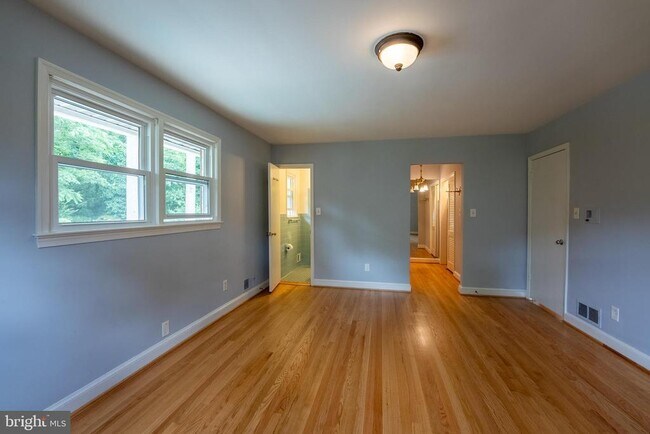 Building Photo - 6438 Woodville Dr