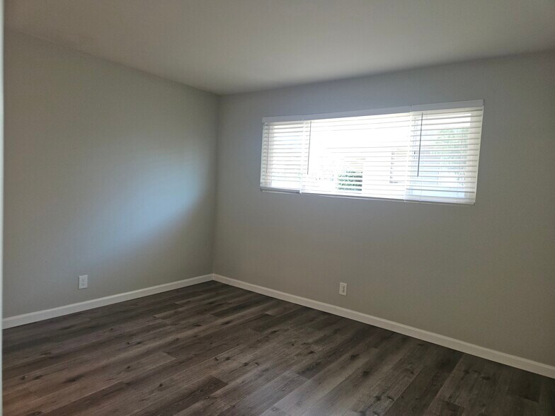 Main bedroom - 874 Castlewood Dr