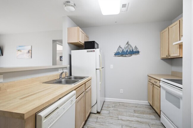 Building Photo - 2262 Folly Rd