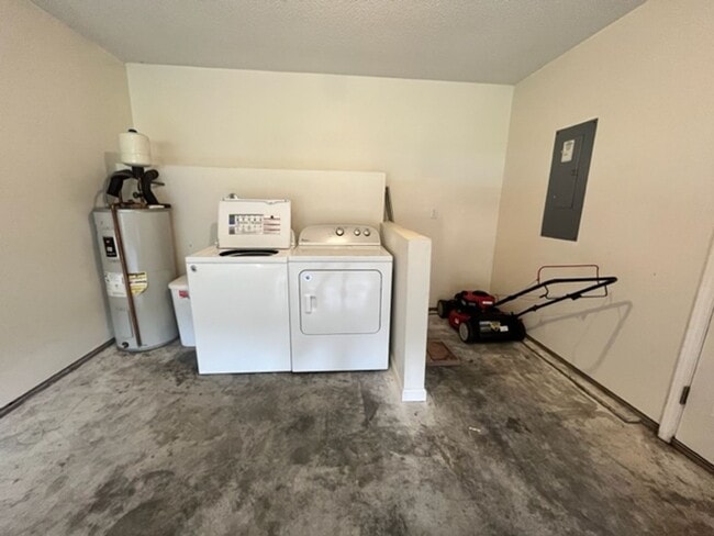 Building Photo - Three Bedroom in WILLOW RUN!