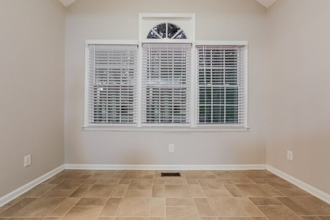 Building Photo - 107 Springwater Trce