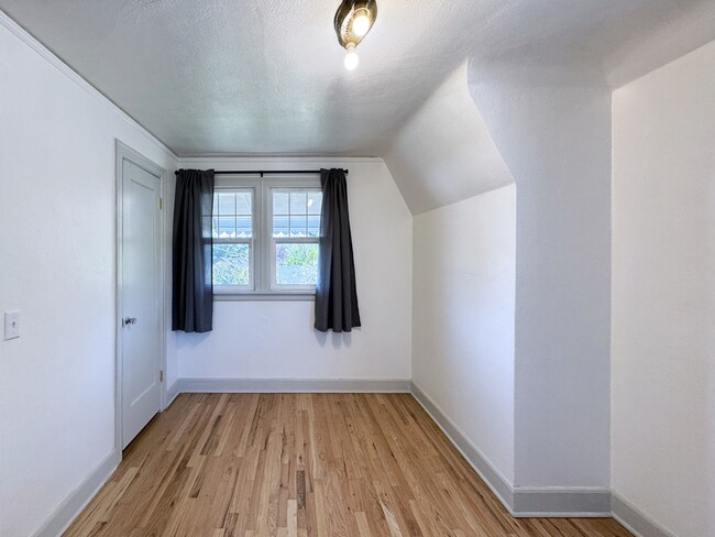 Building Photo - 540 Van Buren St