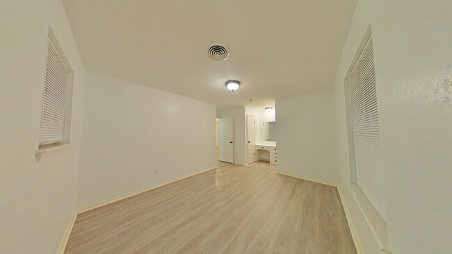 Building Photo - 4623 SE Mieling Dr