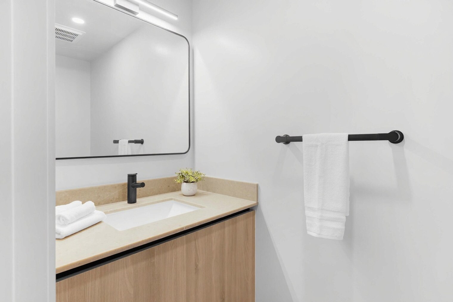 Building Photo - 501 NE 1st Ave