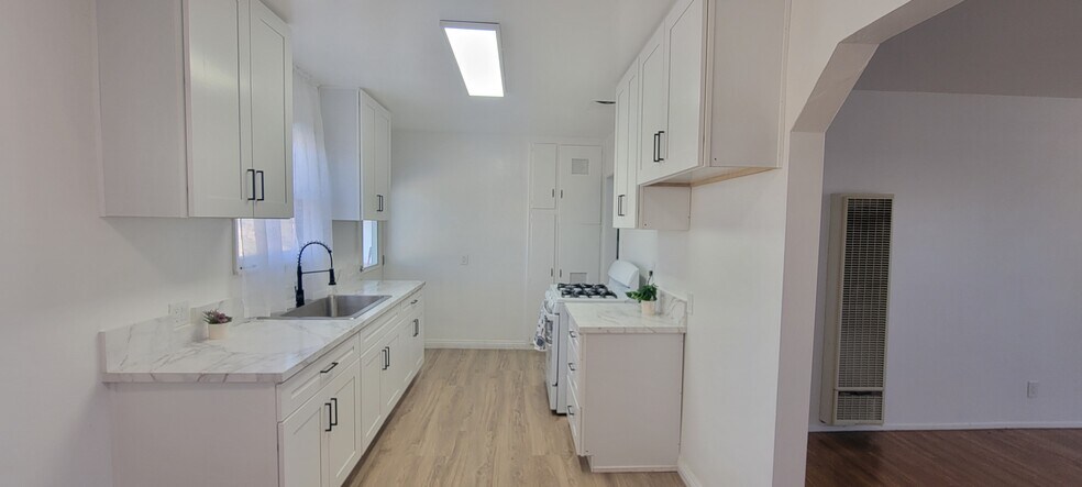 Building Photo - 16911 Glenetta Way