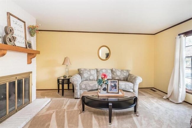 Building Photo - Fantastic 3bd/3ba home! Coming soon!