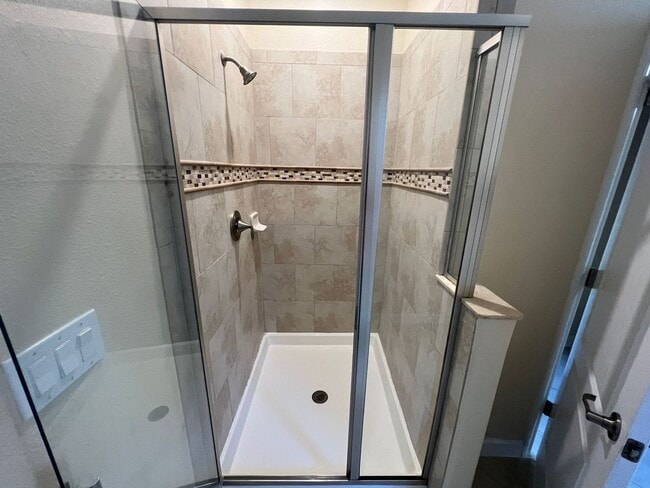 Building Photo - INDEPENDENCE IN WINTER GARDEN 4 BEDROOM RE...