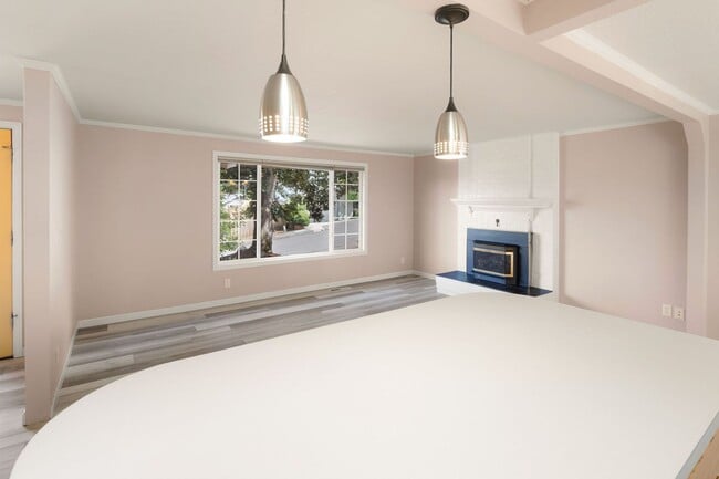 Building Photo - Four Bedroom Dream House