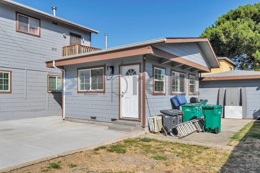 Building Photo - Unit