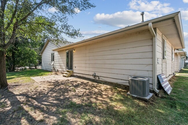 Building Photo - 4319 S Elizabeth Ave