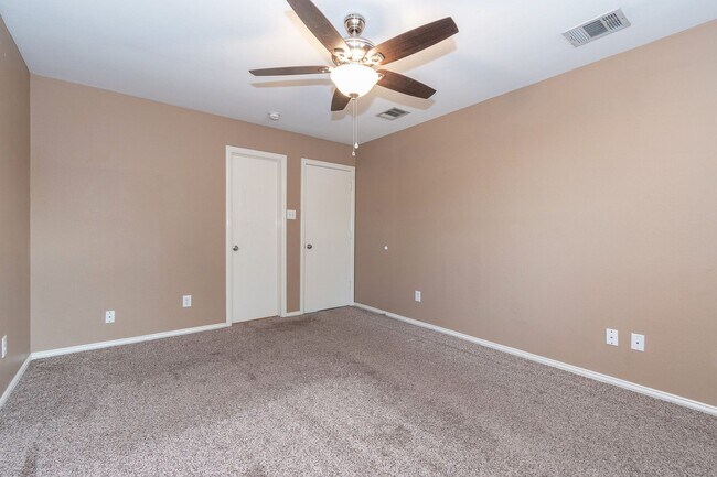 Building Photo - Spacious Three Bedroom Home!!