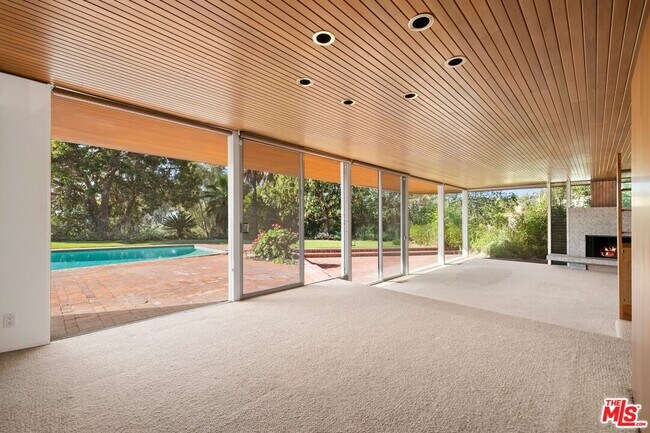 Building Photo - 590 N Tigertail Rd