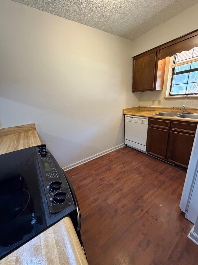 Building Photo - 1842 Sylvan Ct