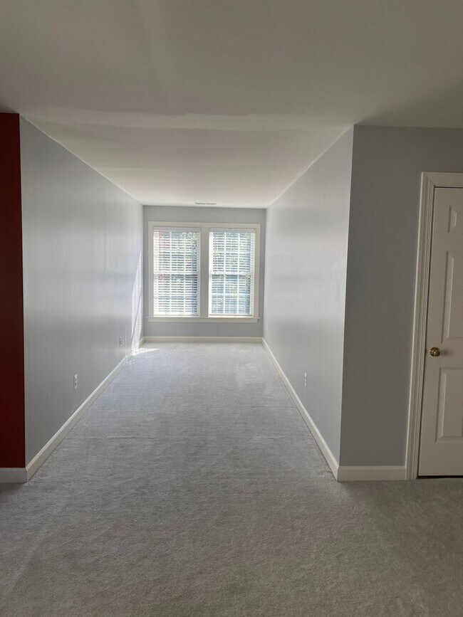 Building Photo - 3 Bedroom Townhome in Sterling, with a large complete loft on top floor