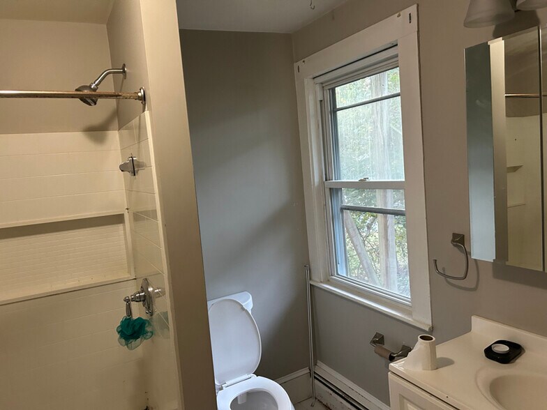 Building Photo - 28 1/2 Grove St