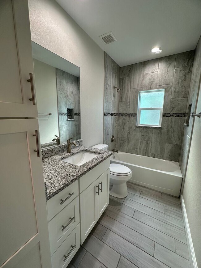 Building Photo - 621 E Virginia Ave