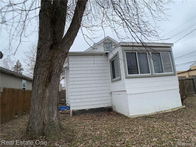 Building Photo - 3342 Buckingham Ave