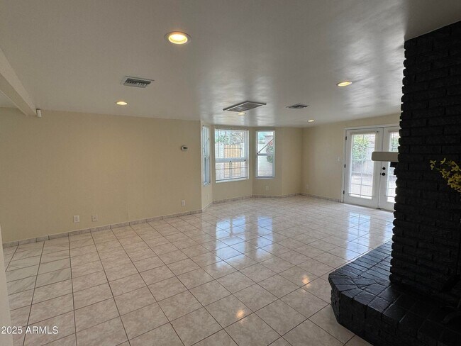 Building Photo - 5502 W Frier Dr
