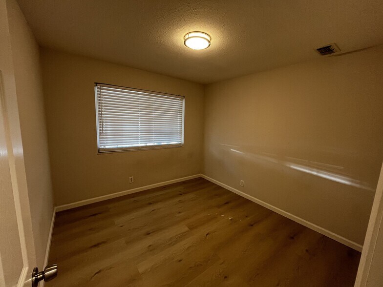 Building Photo - 2333 Zinfandel Dr