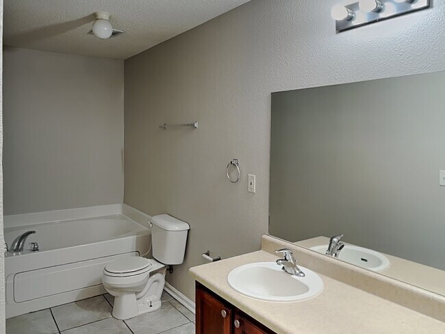 Building Photo - 10007 Branley Oak Dr