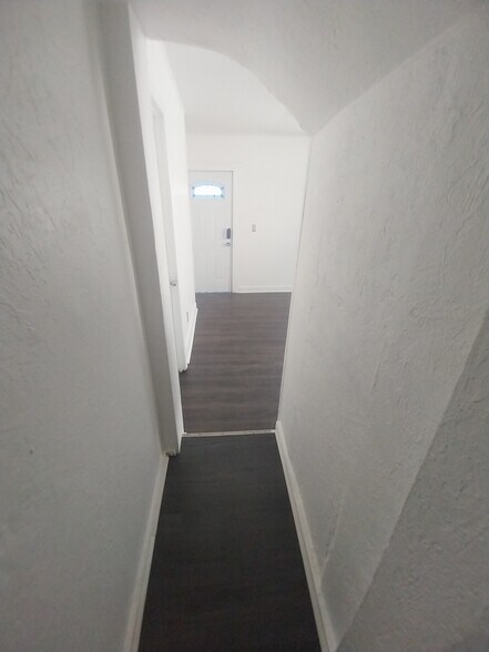 Building Photo - 211 S Oleander Ave