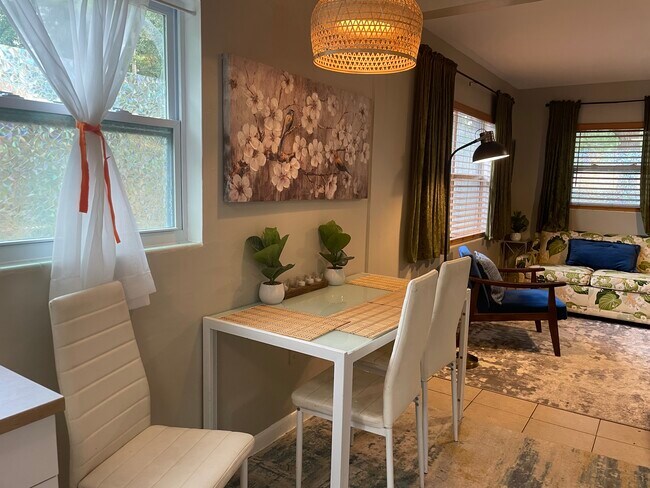 Eating area - 914 NW 40th Ave