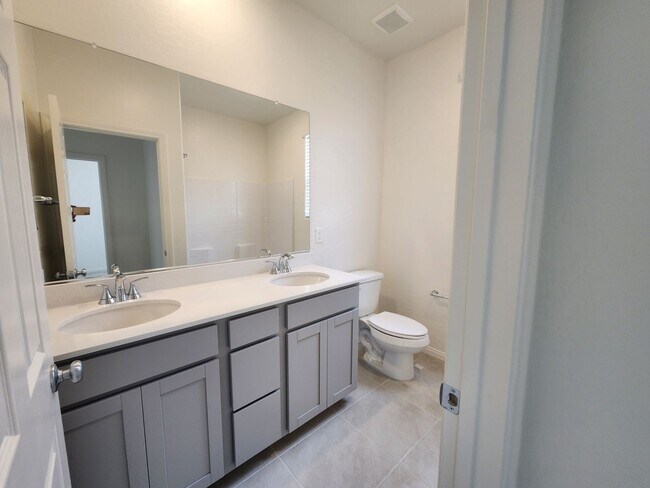 Building Photo - WOW Four Bedroom in North Summerlin!