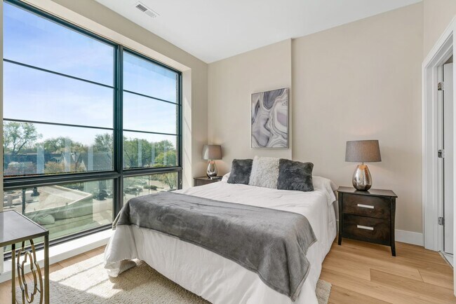 Building Photo - 1646 W Belmont Ave