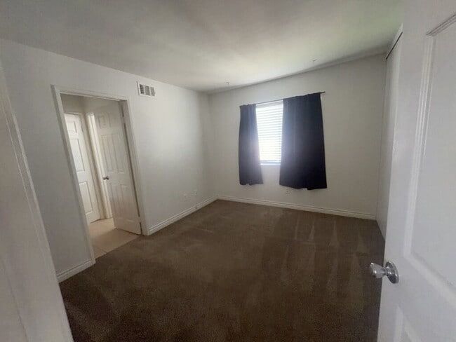 Building Photo - 9586 Shadow Springs Dr