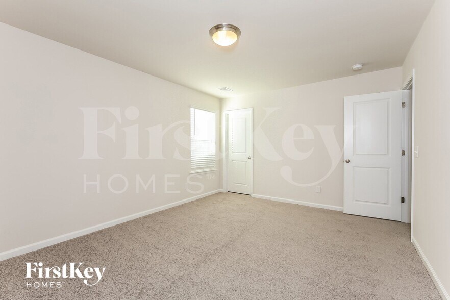 Building Photo - 562 Hillpark Ln