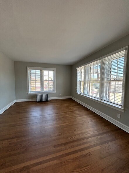 Building Photo - 1601 W Thome Ave