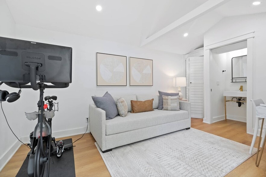 Building Photo - 1425 Cabrillo Ave