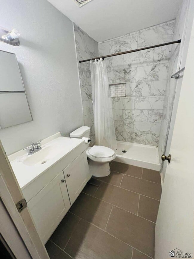 Building Photo - 3215 London Dr