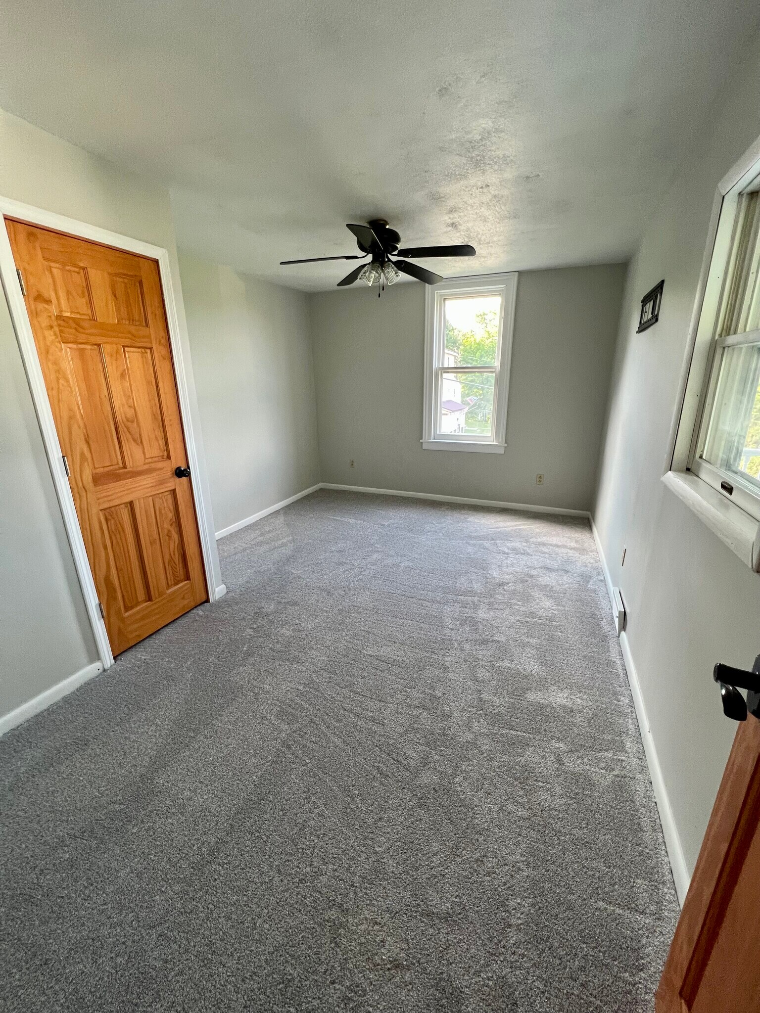 Building Photo - 27 W Main St