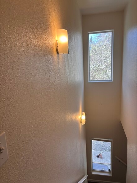 Building Photo - 657 N Main Ave