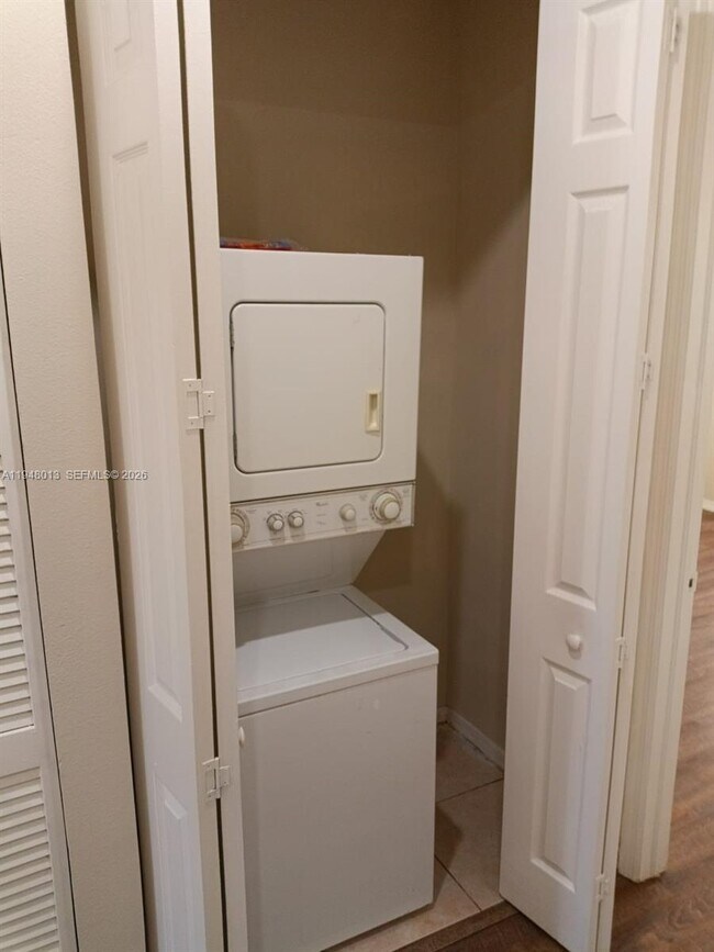 Building Photo - 4210 NE 22nd Dr