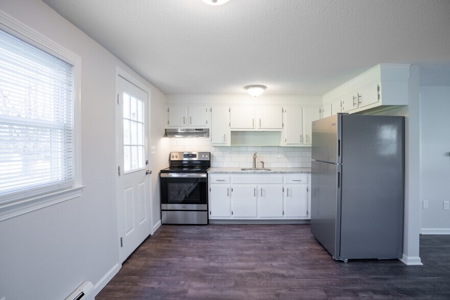Building Photo - 8 Elm Hill Dr
