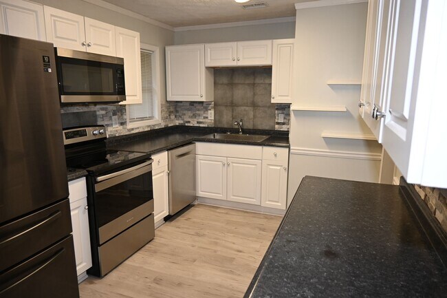 Building Photo - 2031 Wellborn Dr