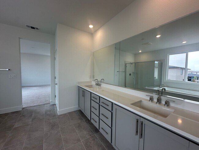 Building Photo - 2824 Wrangell St