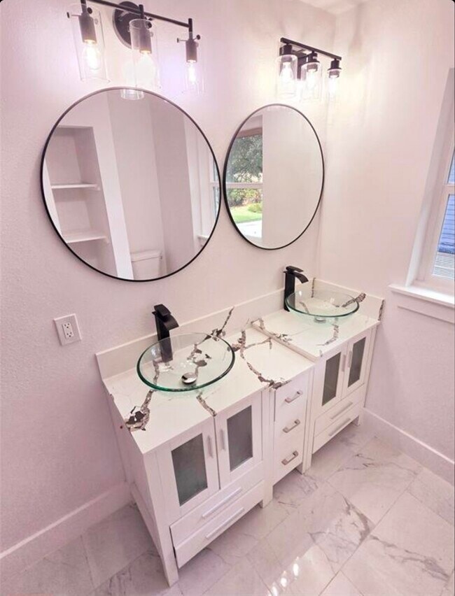 Building Photo - 2105 Sheridan St