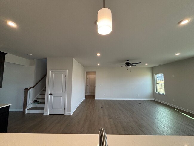 Building Photo - Luxury- New Construction